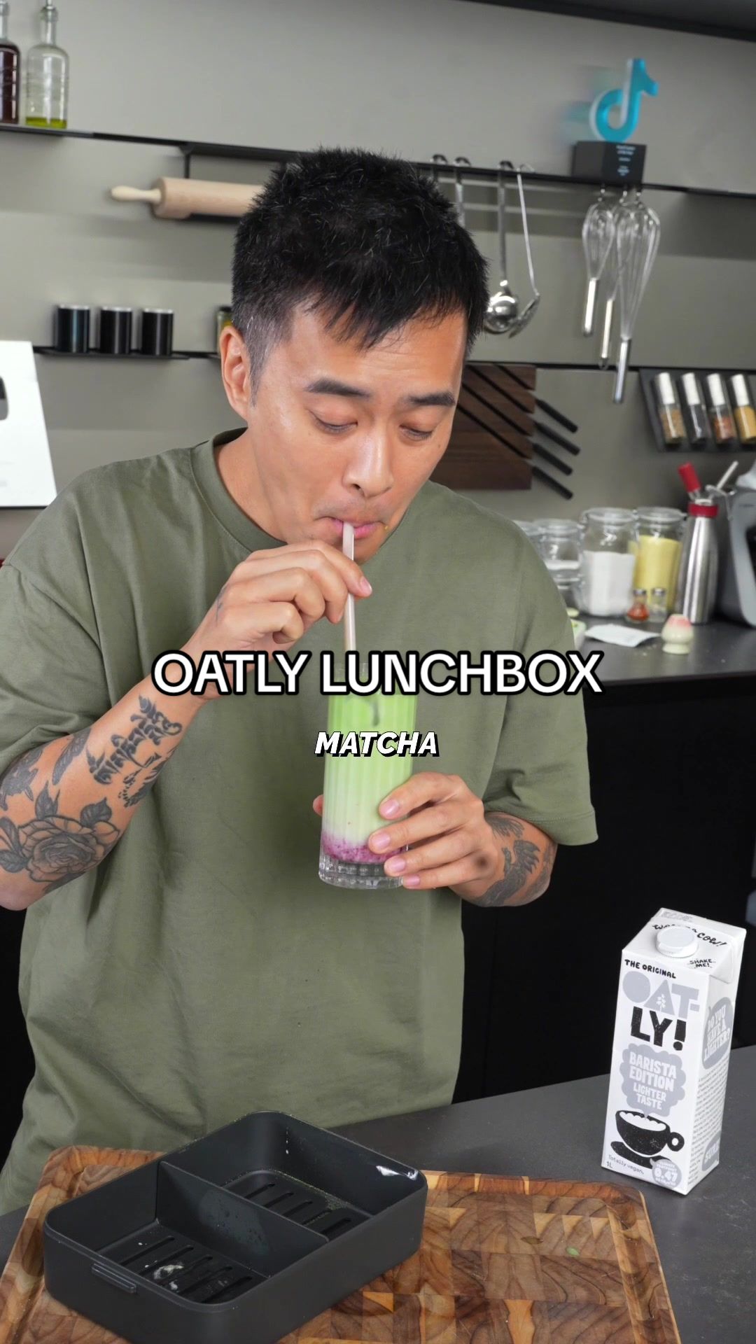 TikTok post by @vietshao for Oatly. Caption reads: Anzeige I Der @Oatly Mulled Cranberry Matcha....