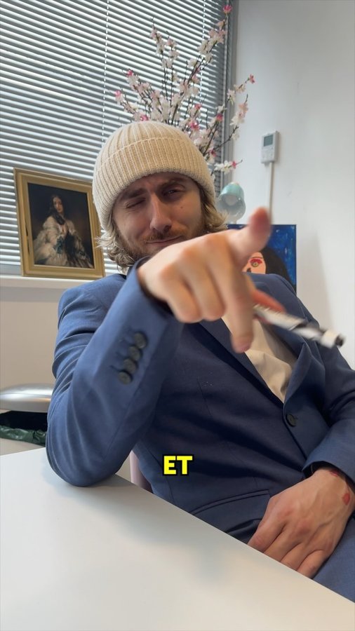 Instagram post by @sora for Disney+ FR. Caption reads: J’ai un secret à vous partager.. La série The Veil....