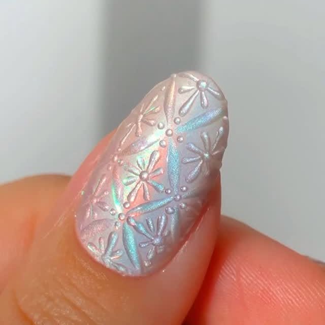 Instagram post by @basecoatstories for ICEGEL. Caption reads: [...] detail brush: @daily_charme 
aura chrome....