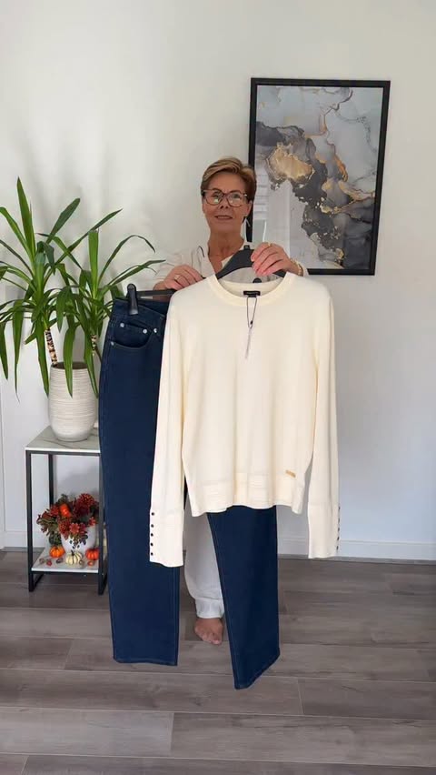 Instagram post by @stylishdalyte for Karen Millen. Caption reads: Casual Autumn Outfit 🍂 Comment SHOP for links!....