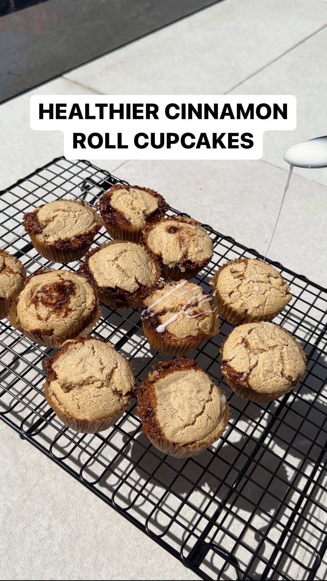 Instagram post by @gabsmrivers for Walmartpr. Caption reads: CINNAMON ROLL CUPCAKES RICOS Y MÁS SALUDABLES....