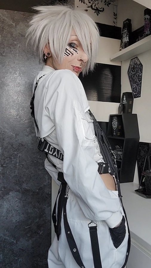 Instagram post by @valentinescorpse for Custom Plugs. Caption reads: [...] round? Amazing fluorite earplugs....