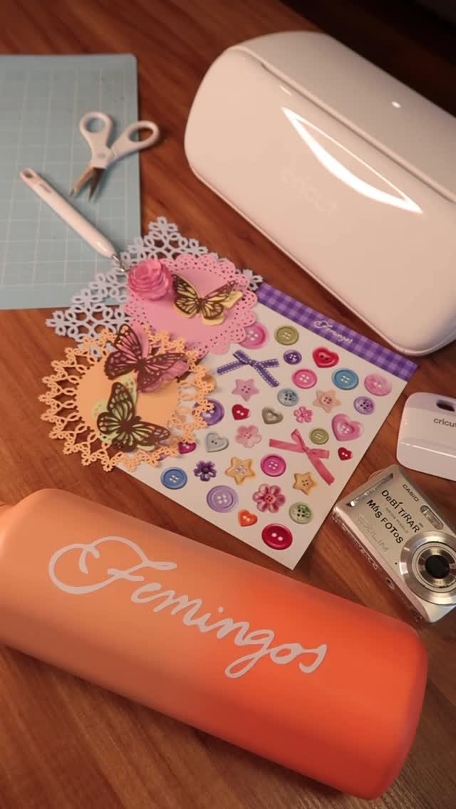 Instagram post by @femingos for Cricut. Caption reads: Estou completamente apaixonada pela Cricut Joy....