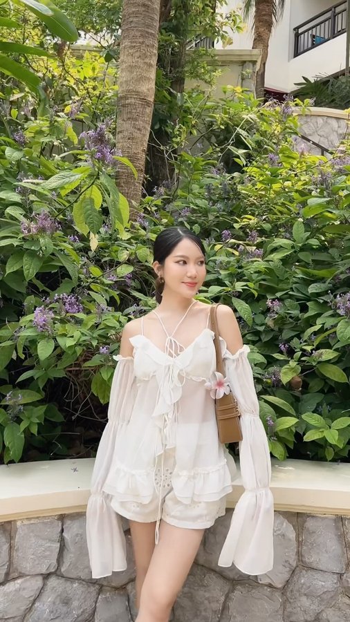 Instagram post by @ichaya.ggie for Shopee Fashion TH. Caption reads: Vacation time 🌺☀️ #shopeefashion.