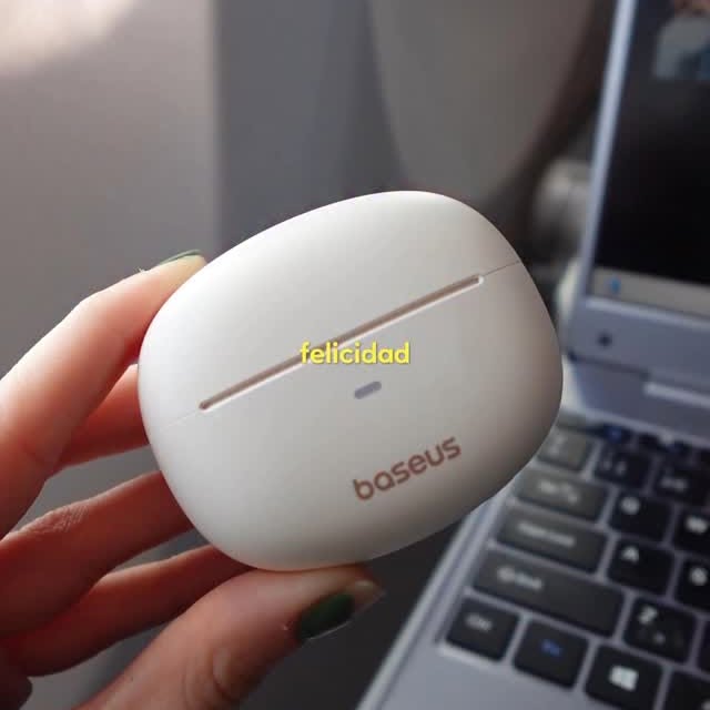 Instagram post by @marta.h.a for Baseus. Caption reads: mi #yellowpack by @baseus_es ⭐️ #Baseus....