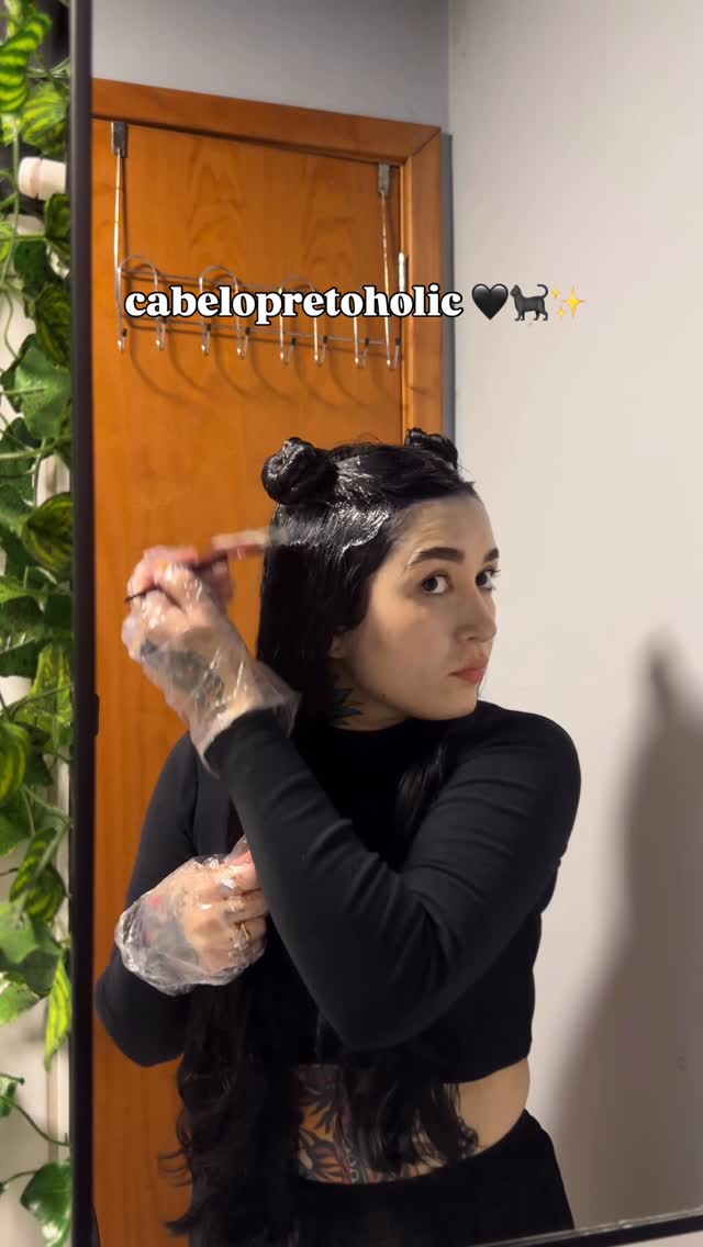 Instagram post by @leticia.rxdrigues for Wella. Caption reads: nunca ta preto o bastante 😩.