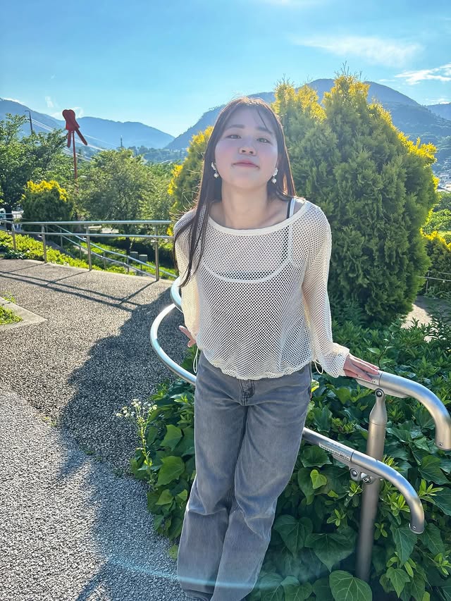 Instagram post by @akaneko_19 for ROXY. Caption reads: サンダルシーズン開始☀️

 #pr  #roxy #roxyjapan 
@roxyjapan....