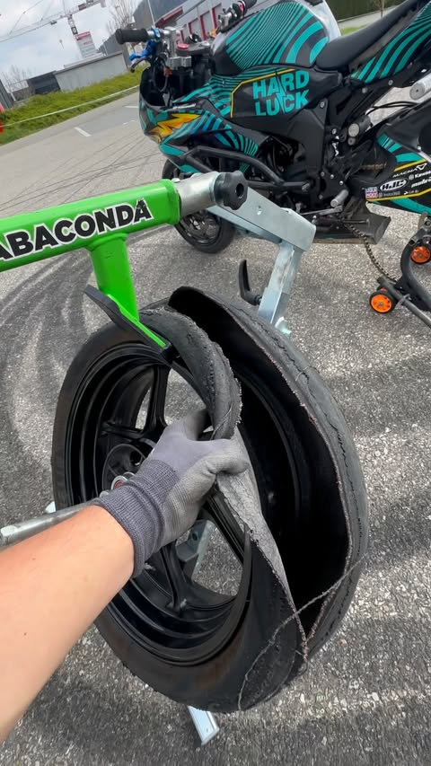 Instagram post by @michi_stuntrider for Rabaconda. Caption reads: [...] tire change after the Stuntshow 💯💪🏼....