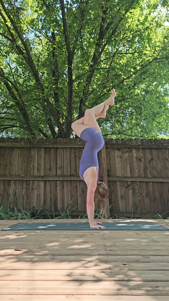 Instagram post by @bowlingandyoga for Alo Yoga. Caption reads: [...] @jenbellyoga Sponsors:....