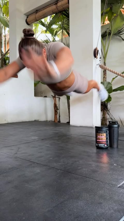 Instagram post by @janellejfitness for Alpha Lion. Caption reads: [...] from @alpha.lion 💪🏽
#alphalion....