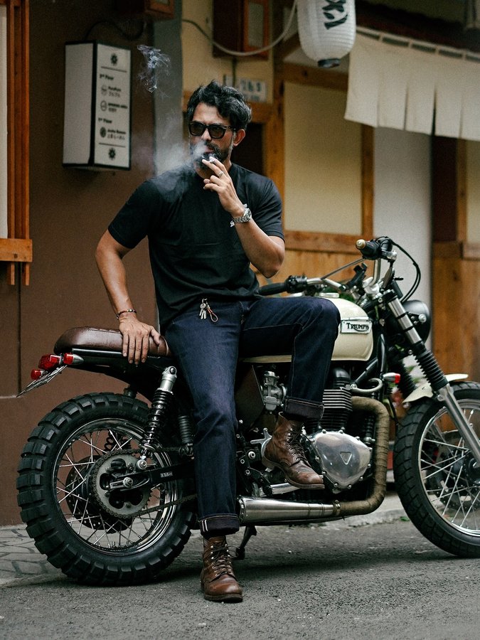 Instagram post by @johanmalik80 for Red Wing Heritage. Caption reads: Take a moment in Friday!
.
. 
.
#mensweardaily....