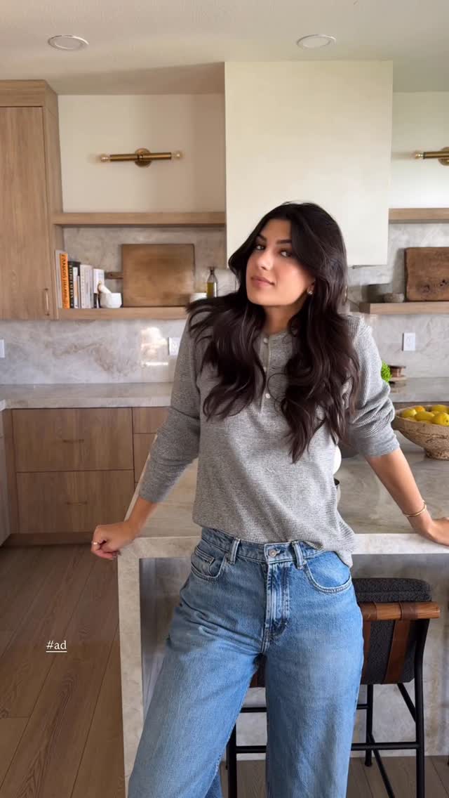 Instagram post by @mananamariee for Glade. Caption reads: #ad house smells like warm apples, spices, embers,....