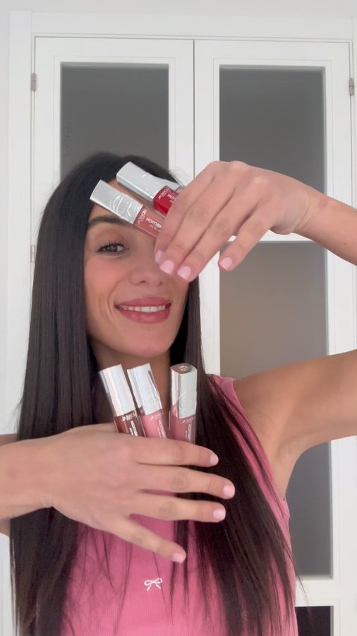 Instagram post by @claudia.martinez for L'Oréal Paris. Caption reads: Si quieres unos labios gorditos y jugositos id....