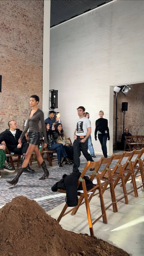 Instagram post by @mattovarini for Moschino. Caption reads: #adv @moschino Io mi ero solo messo in fila non....
