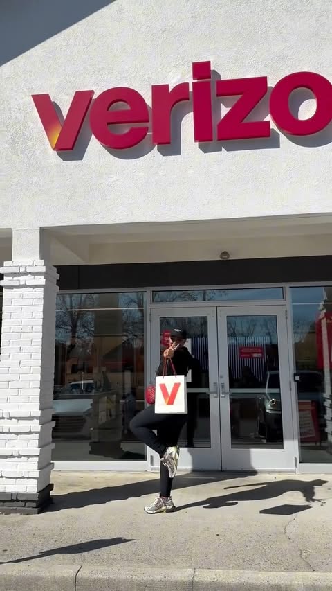 Instagram post by @paislib for Verizon. Caption reads: #VerizonPartner I took my bill to @verizon and....