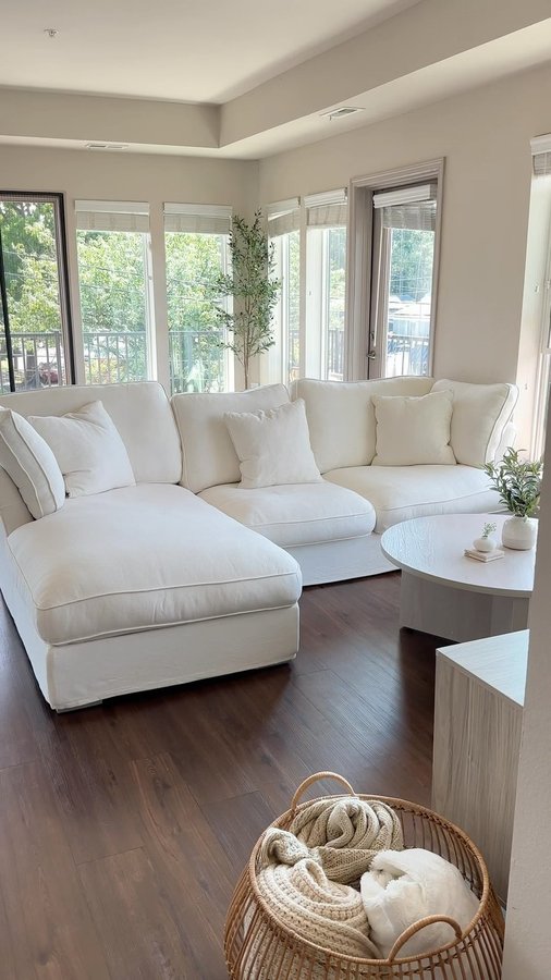 Instagram post by @torilanaee for 25home. Caption reads: setting up my dream couch from @25homeofficial....