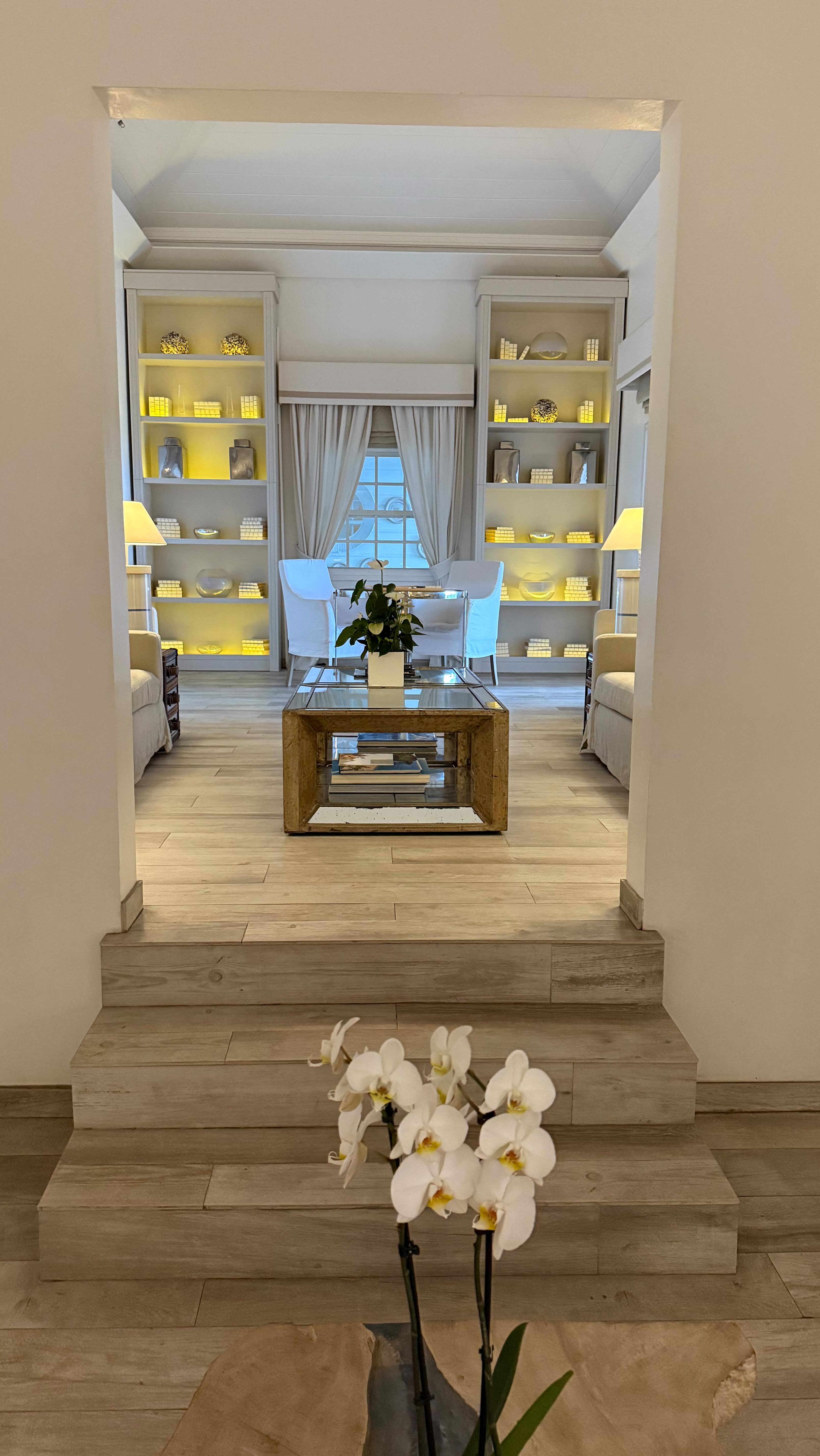 Instagram post by @alexandrasistodaniel for Few Moda. Caption reads: [...] FORTY for a DM with a link to all these....