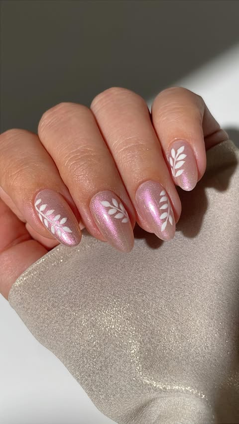 Instagram post by @simlynail for essie. Caption reads: [...] days! no UV and no damage, thanks gel by....