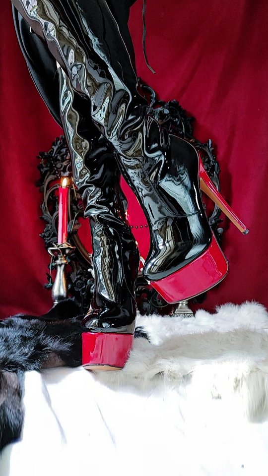 Instagram post by @hekate_nocturnal for Onlymaker. Caption reads: [...] black mirror🖤❤️
~
~~
~~~
🌹Boots* by....