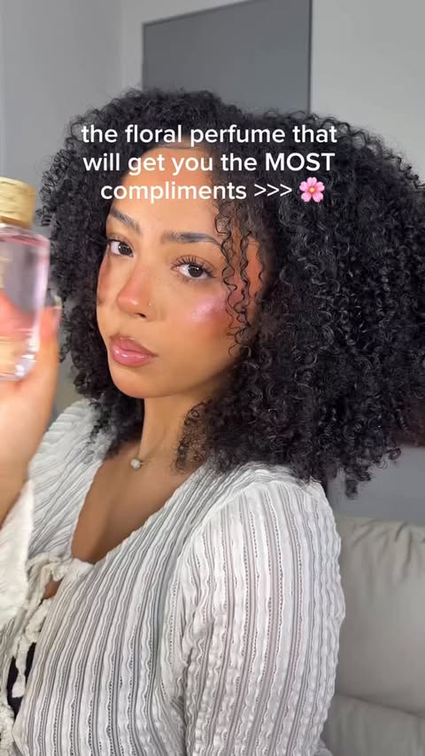 Instagram post by @alexabeckford for Elizabeth Arden. Caption reads: [...] i stepped out! 🤭 Eternal Aura by....