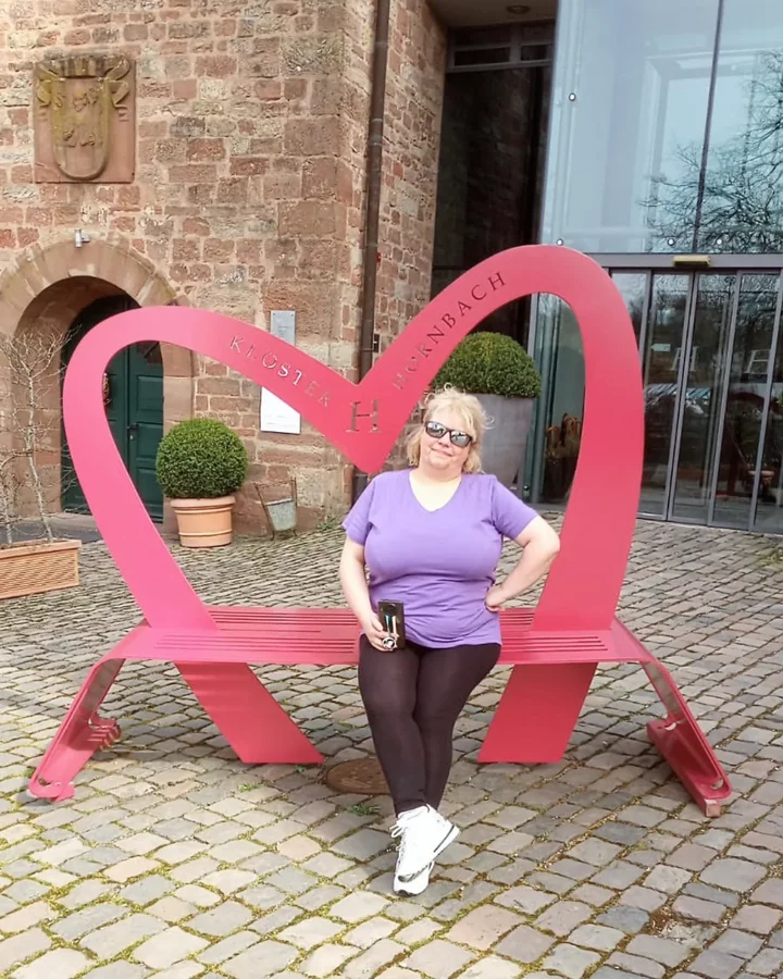 Instagram post by @sandras.smile for Glamorise. Caption reads: Today it's sunday and exceptionally a pic of me....