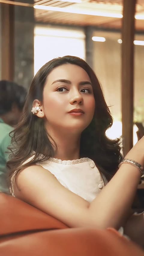 Instagram post by @ersyaurel for Soundcore. Caption reads: [...] energy everyday ✨ @ankerindonesia....
