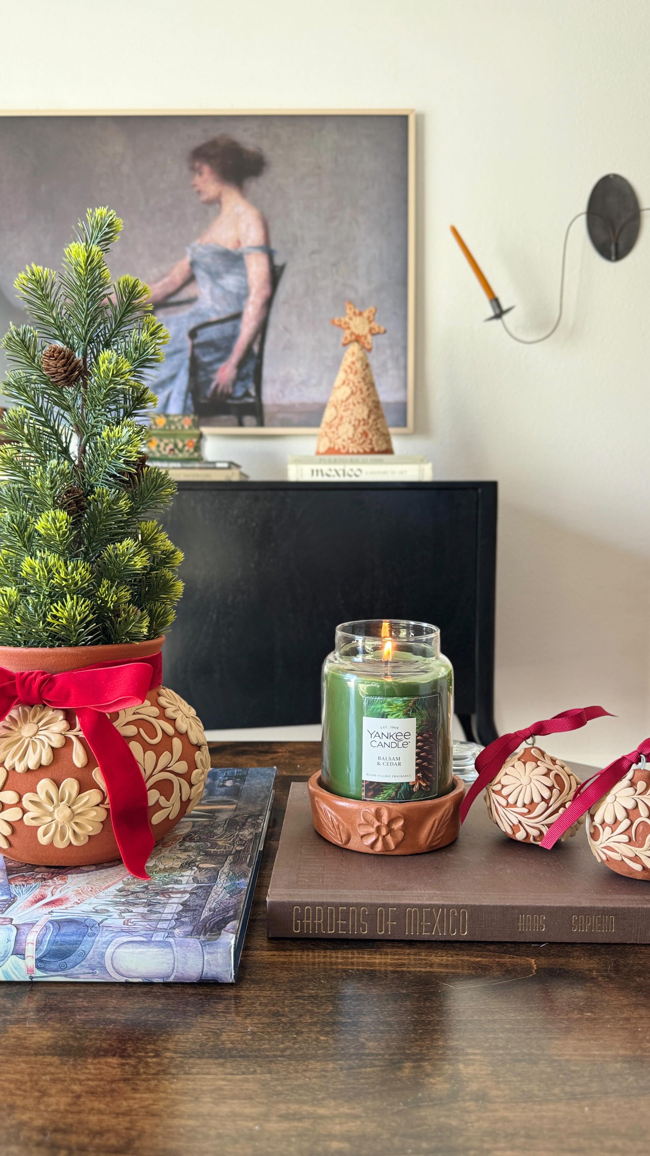 Instagram post by @everyday_home for Yankee Candle. Caption reads: #ad Getting in the holiday spirit can be as easy....