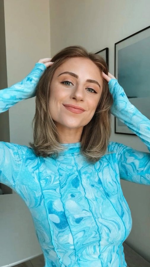 Instagram post by @lailamourad for Head & Shoulders Arabia. Caption reads: — thank me later! 💅🏻 dry hair could be a sign....