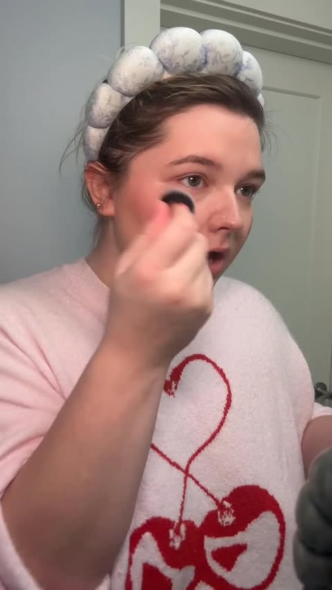 Instagram post by @londonrileykeller for Sacheu. Caption reads: [...] flight!! also FINALLY showing yall/ trying....