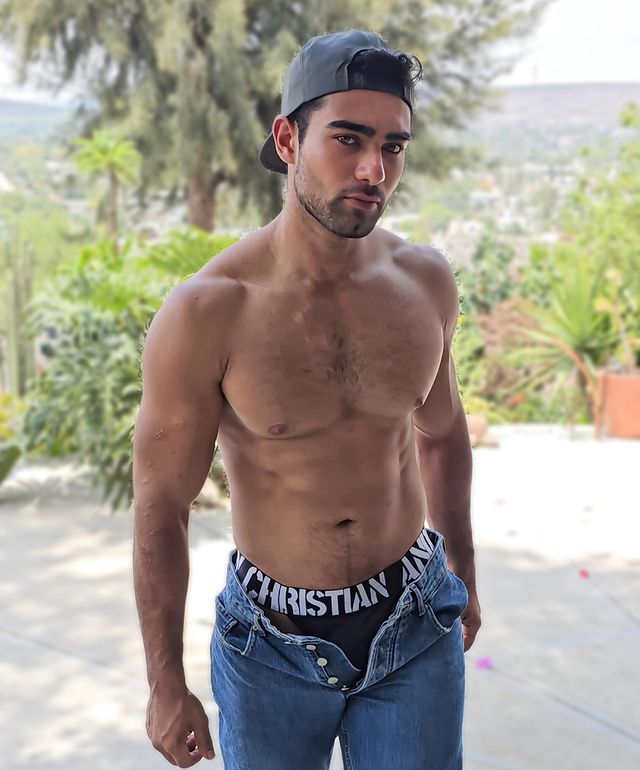 Instagram post by @oscar_vica for Andrew Christian. Caption reads: 😁👉 ¿Cuál prefieres?
#AndrewChristian #Trophyboy....