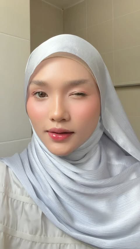 Instagram post by @tearghh for Glad2Glow Malaysia. Caption reads: makeup glow gloe tapi tak cakey without set any....