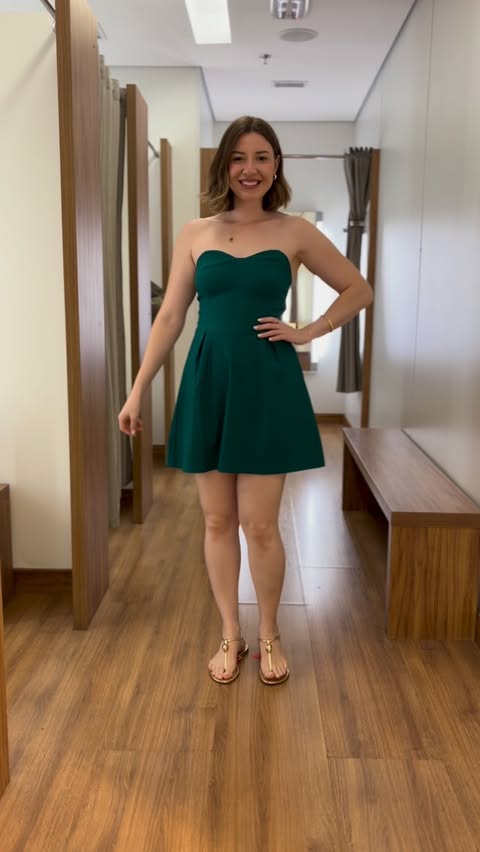 Instagram post by @bia.alvescarvalho for Lojas Renner. Caption reads: Vestidos 20% off @lojasrenner ♥️
Comente EU QUERO....