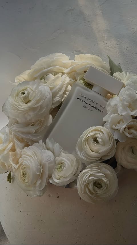 Instagram post by @heloise.guillet for narciso rodriguez. Caption reads: [...] Musc Blanc by @narciso_rodriguez....