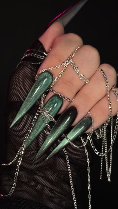 Instagram post by @_kcbeauty for Bornpretty. Caption reads: ⛓️✨🖤
•
‘Hyacinth’ cat eye gel by....