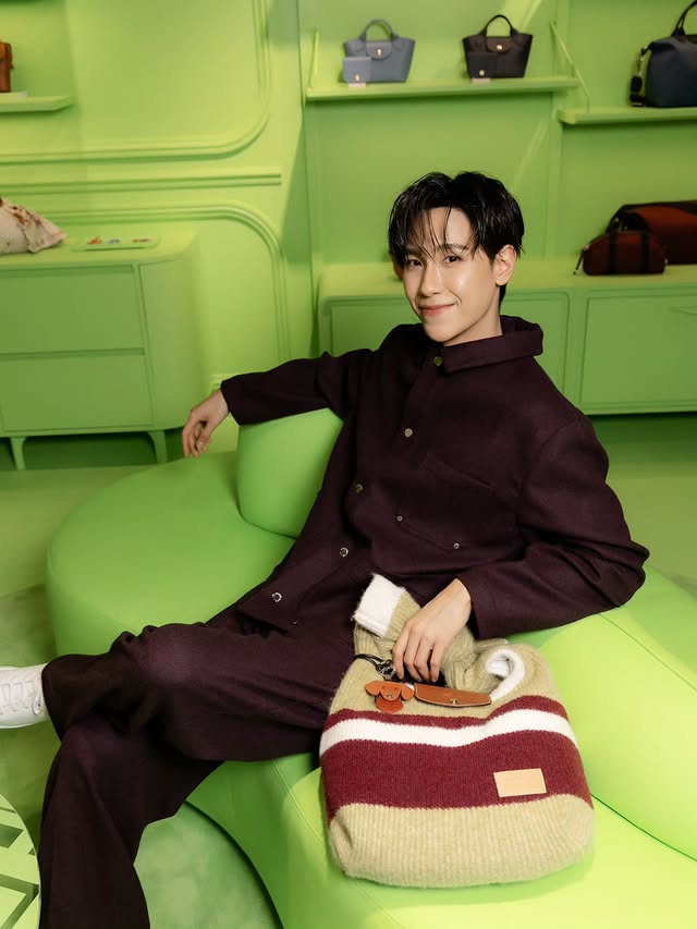 Instagram post by @junniorrs for Longchamp. Caption reads: Celebrating the year-end with Longchamp’s green....