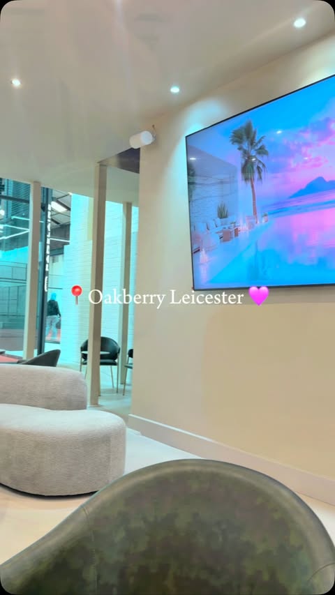 Instagram post by @shabnamyussef for OAKBERRY. Caption reads: [...] 🤭💜🎾✨ Had the best time at @oakberry.uk....