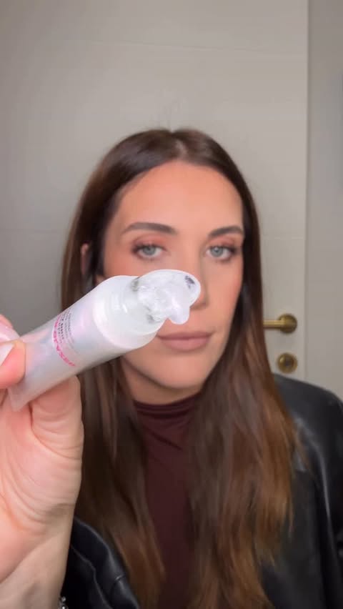 Instagram post by @mariaelena_meloni for Overskin. Caption reads: Completamente firmata @overskin 

TimeLiner....