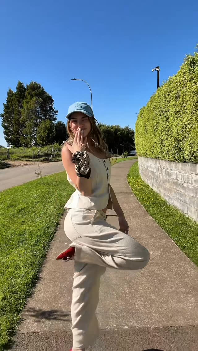 Instagram post by @_paula.aguirre for Gap Inc.. Caption reads: Ootd @gapchile !! 💛.