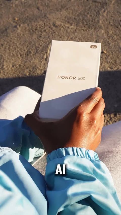 Instagram post by @tumi4l_ for HONOR. Caption reads: [...] always been my dream⚽️💫 Using the new HONOR....