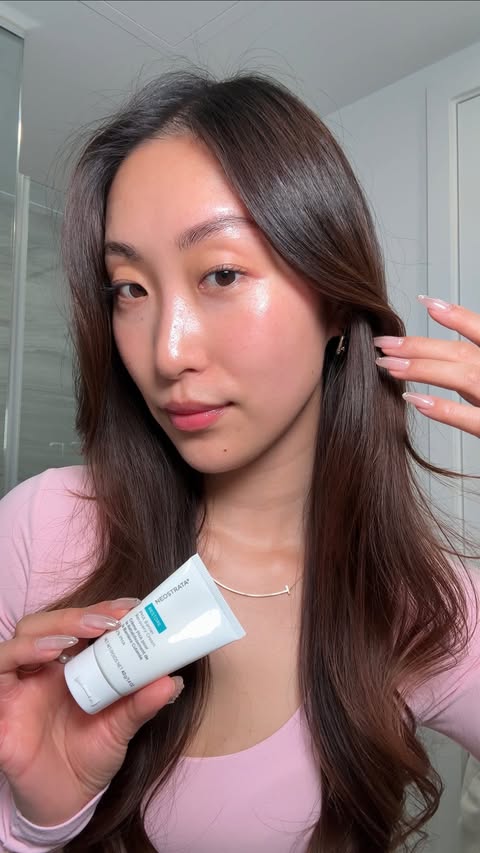 Instagram post by @skinbyhelen for NEOSTRATA. Caption reads: [...] my sensitive skin with one step:....