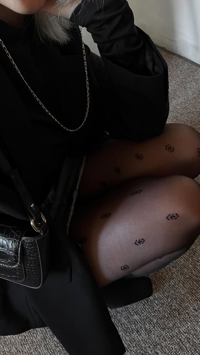 Instagram post by @olikoo__ for Calzitaly. Caption reads: [...] the joy of wearing stylish tights @calzitaly.