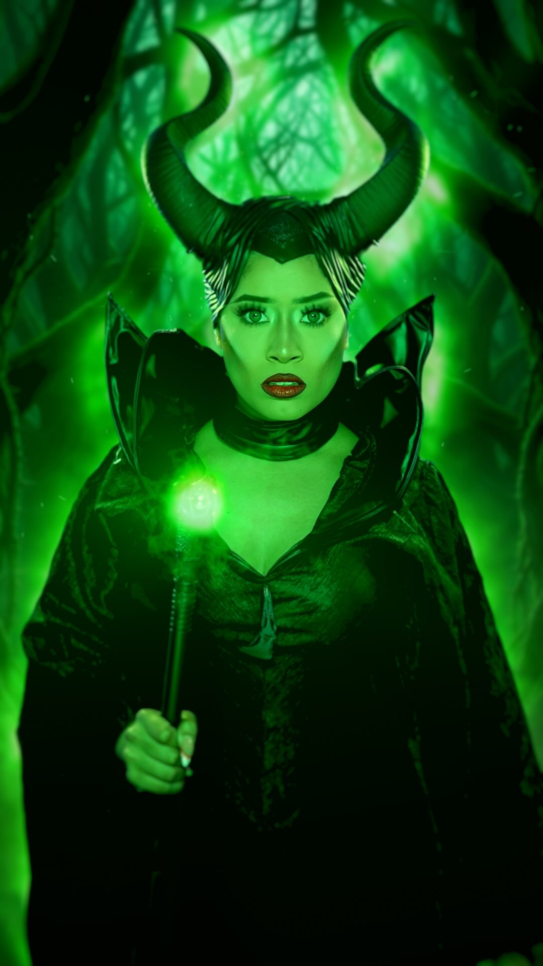 Instagram post by @aztinayy for Halloween Costumes. Caption reads: Malefica💚
Disfraz de malefica: @funcostumes....