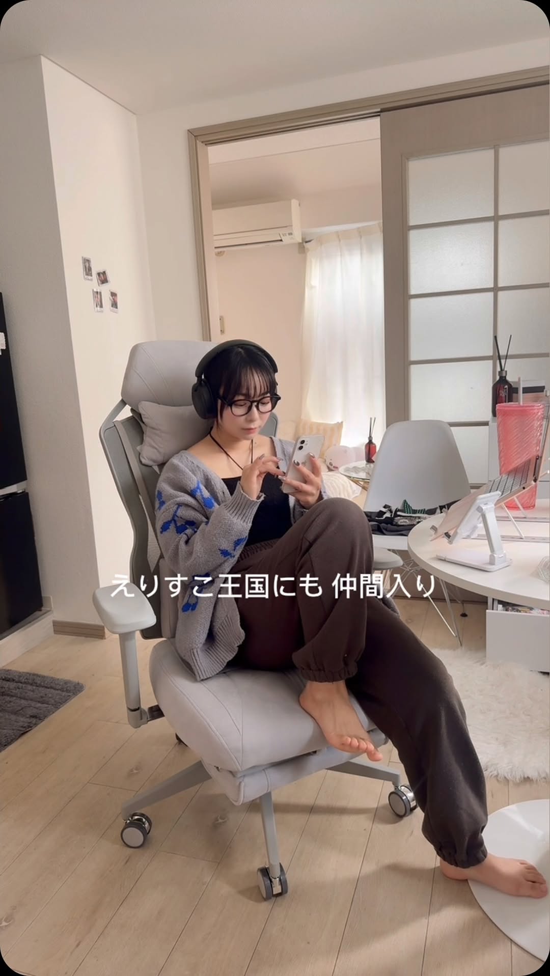 Instagram post by @erisuko_.s22 for Paxton Access. Caption reads: 💺🩶
30人のどのボーイフレンドよりも
一緒にいる時間長い⏳🤝♡

君に出会って生活がとても彩....