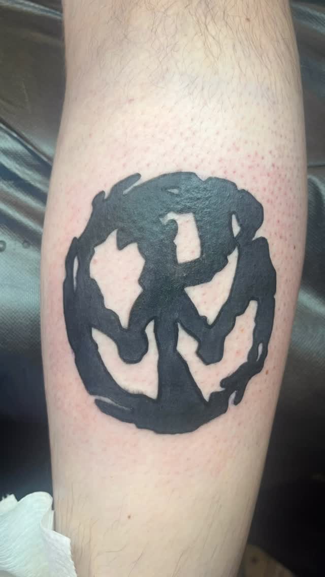 Instagram post by @thepunkrockmuseum for Eternal Ink. Caption reads: [...] fun tattoos/ Bangers ! SPONSORS:
@eternalink....