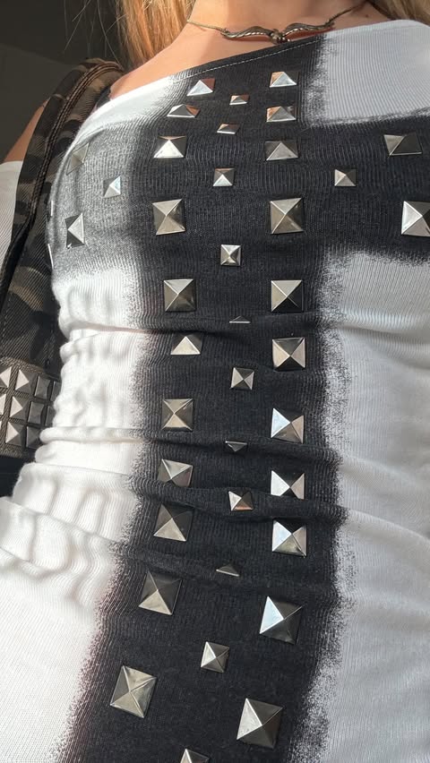 Instagram post by @aalixnvl for Minga London. Caption reads: fit de @mingalondon 😛 #gifted.