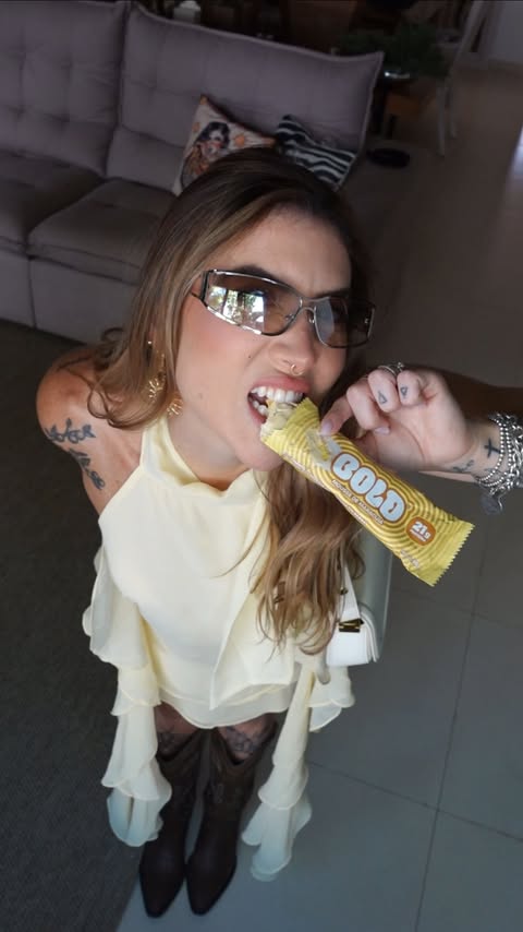 Instagram post by @liviakoeler for BOLD SNACKS. Caption reads: gwr/ @boldsnacks ✨ cupom: LIVIAKOELER no site....