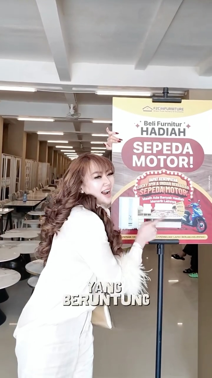 Instagram post by @mey__merinda for F2C Furniture. Caption reads: Belanja Furniture termurah di SAMARINDA cuman ada....