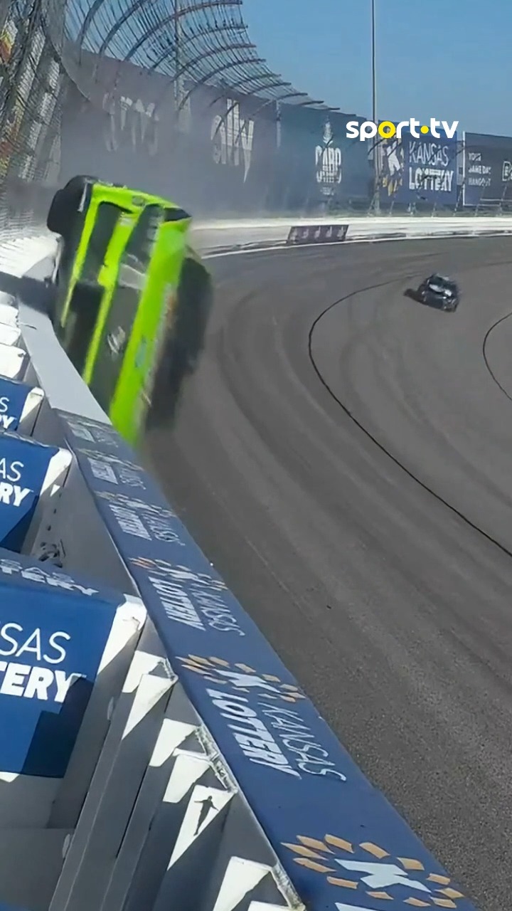 Instagram post by @sporttvportugal for NASCAR. Caption reads: Vale andar na parede⁉️😱

#sporttvportugal....