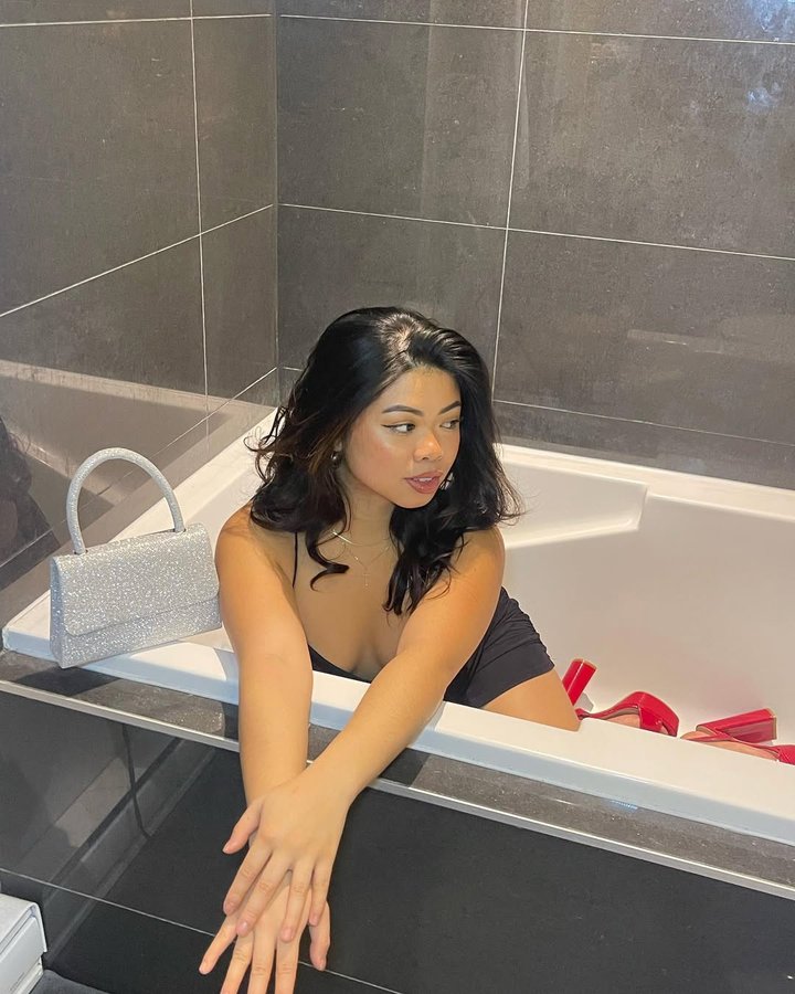 Instagram post by @yzabelachas for Urban Planet. Caption reads: [...] heels for Xmas 💄🥂🎄

Whole outfit:....