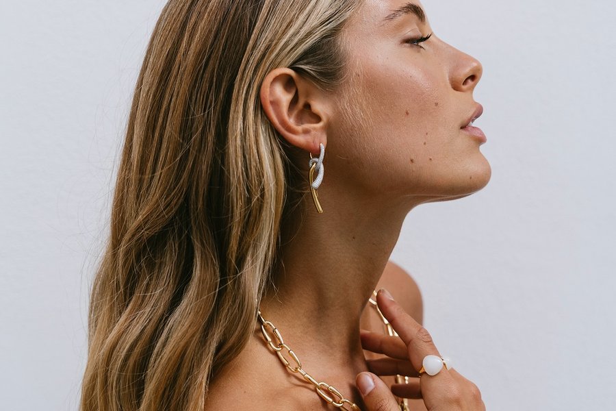 Instagram post by @beaparozzi for PDPAOLA. Caption reads: @pdpaola_jewelry *gift.